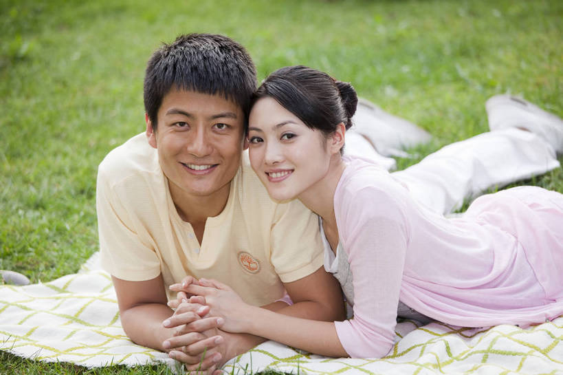 东方人,两个人,横图,彩色,室外,白天,度假,草地,中国,亚洲,图片,趴着,聊天,休闲,美女,亲密,摄影,生活方式,情人,美好,东亚,中华人民共和国,交流,男人,男性,女人,女性,亚洲人,中国人,年轻人,情侣,半身,高兴,愉快,bj174