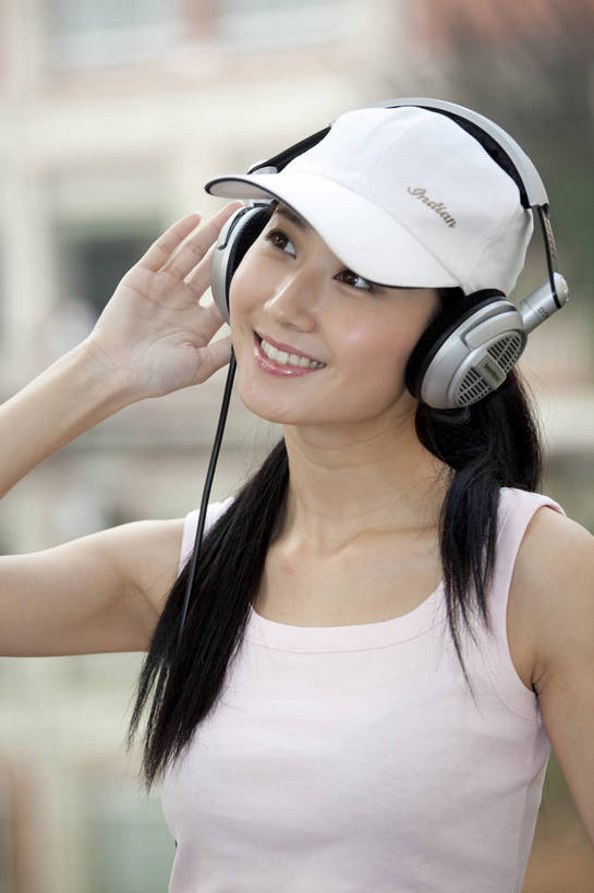 东方人,两个人,竖图,彩色,室外,白天,度假,陶醉,草地,中国,亚洲,图片,耳麦,听音乐,休闲,美女,摄影,生活方式,情人,美好,东亚,中华人民共和国,女人,女性,亚洲人,中国人,年轻人,情侣,半身,高兴,愉快,bj174