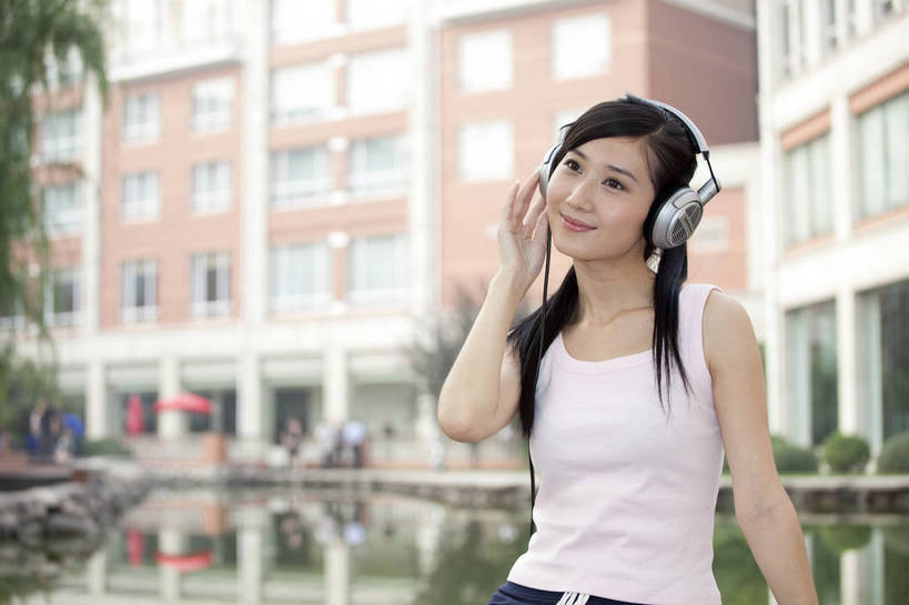 东方人,两个人,横图,彩色,室外,白天,度假,陶醉,草地,中国,亚洲,图片,耳麦,听音乐,休闲,美女,摄影,生活方式,情人,美好,东亚,中华人民共和国,女人,女性,亚洲人,中国人,年轻人,情侣,半身,高兴,愉快,bj174