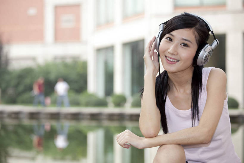 东方人,两个人,横图,彩色,室外,白天,度假,陶醉,草地,中国,亚洲,图片,耳麦,听音乐,休闲,美女,摄影,生活方式,情人,美好,东亚,中华人民共和国,女人,女性,亚洲人,中国人,年轻人,情侣,全身,高兴,愉快,bj174