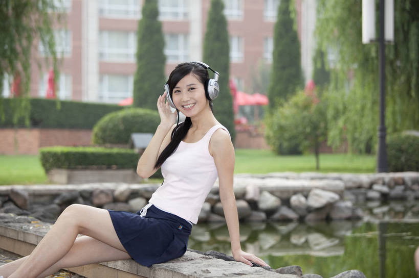 东方人,两个人,横图,彩色,室外,白天,度假,陶醉,草地,中国,亚洲,图片,耳麦,听音乐,休闲,美女,摄影,生活方式,情人,美好,东亚,中华人民共和国,女人,女性,亚洲人,中国人,年轻人,情侣,全身,高兴,愉快,bj174