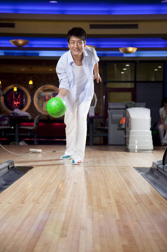 东方人,一个人,竖图,彩色,室内,白天,度假,运动,保龄球,中国,亚洲,图片,打球,站着,休闲,摄影,生活方式,美好,球馆,东亚,中华人民共和国,男人,男性,亚洲人,中国人,年轻人,全身,高兴,愉快,bj174