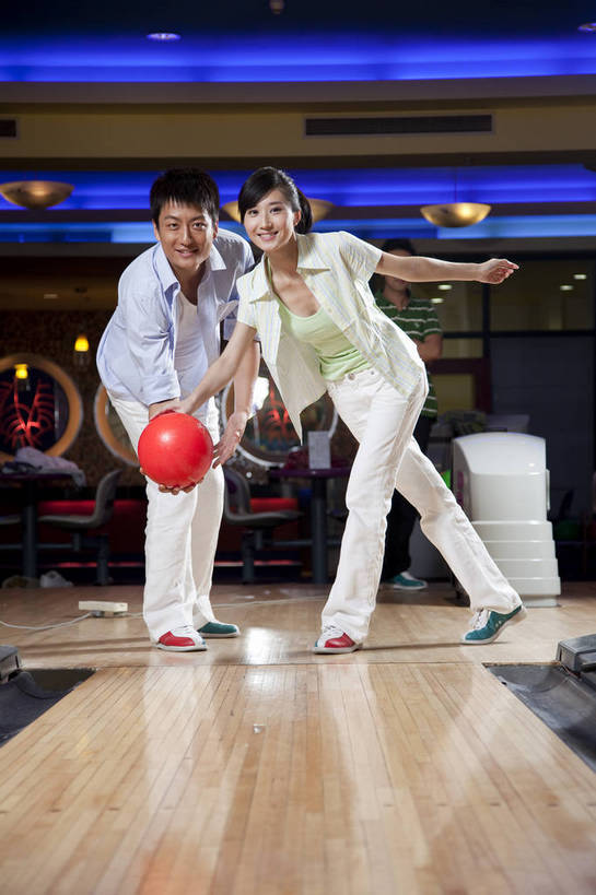 东方人,两个人,竖图,彩色,室内,白天,度假,运动,保龄球,中国,亚洲,图片,打球,站着,休闲,美女,摄影,生活方式,情人,美好,球馆,东亚,中华人民共和国,男人,男性,女人,女性,亚洲人,中国人,年轻人,情侣,全身,高兴,愉快,bj174
