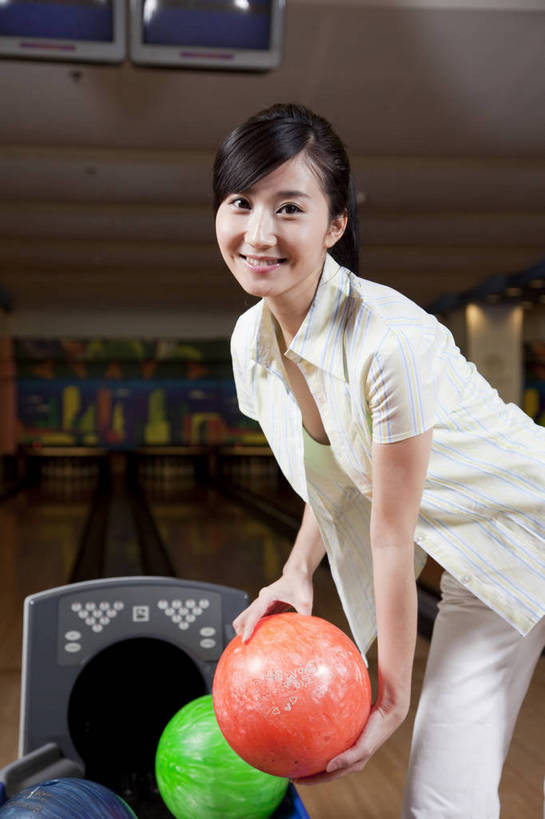 东方人,一个人,竖图,彩色,室内,白天,度假,运动,保龄球,中国,亚洲,图片,打球,站着,休闲,美女,摄影,生活方式,美好,球馆,东亚,中华人民共和国,女人,女性,亚洲人,中国人,年轻人,全身,高兴,愉快,bj174