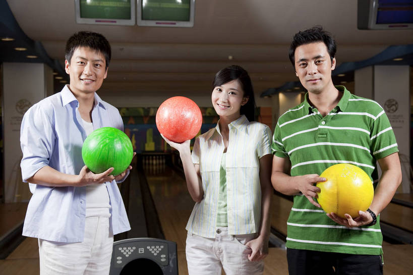 东方人,三个人,横图,彩色,室内,白天,度假,运动,保龄球,中国,亚洲,图片,打球,站着,休闲,美女,摄影,生活方式,美好,球馆,东亚,中华人民共和国,男人,男性,女人,女性,亚洲人,中国人,年轻人,全身,高兴,愉快,bj174