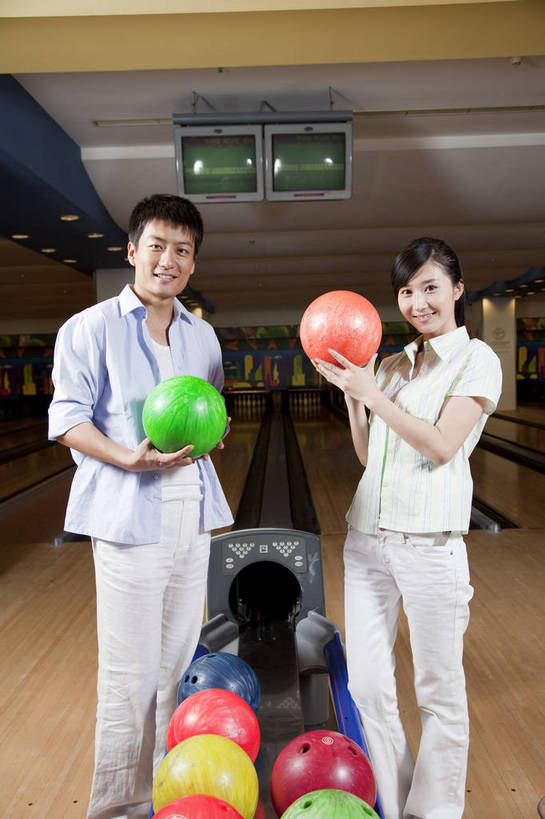 东方人,两个人,竖图,彩色,室内,白天,度假,运动,保龄球,中国,亚洲,图片,打球,站着,休闲,美女,摄影,生活方式,情人,美好,球馆,东亚,中华人民共和国,男人,男性,女人,女性,亚洲人,中国人,年轻人,情侣,全身,高兴,愉快,bj174
