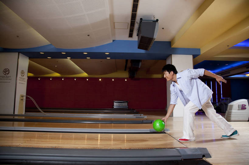 东方人,一个人,横图,彩色,室内,白天,度假,运动,保龄球,中国,亚洲,图片,打球,站着,休闲,摄影,生活方式,美好,球馆,东亚,中华人民共和国,男人,男性,亚洲人,中国人,年轻人,全身,高兴,愉快,bj174