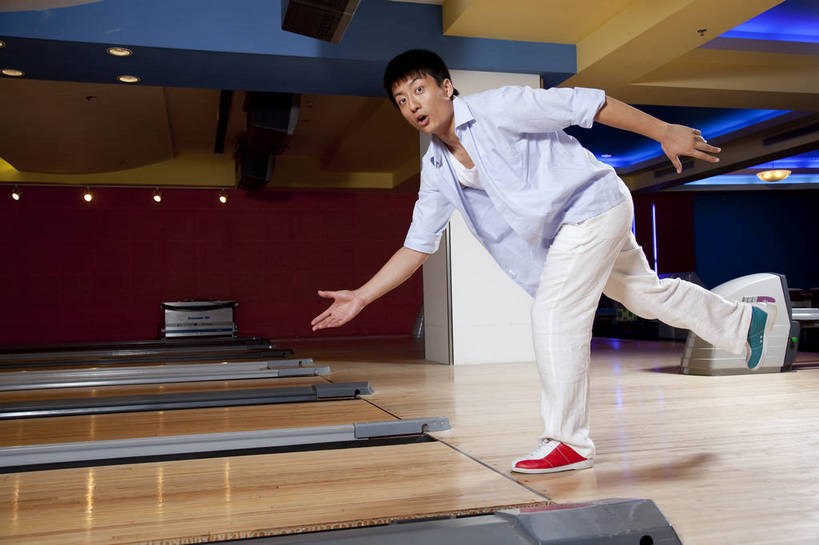 东方人,一个人,横图,彩色,室内,白天,度假,运动,保龄球,中国,亚洲,图片,打球,站着,休闲,摄影,生活方式,美好,球馆,东亚,中华人民共和国,男人,男性,亚洲人,中国人,年轻人,全身,高兴,愉快,bj174