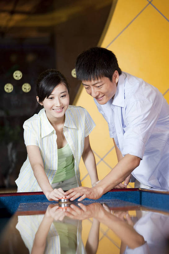 东方人,两个人,竖图,彩色,室内,白天,度假,运动,中国,亚洲,图片,打球,站着,休闲,美女,摄影,生活方式,美好,球馆,东亚,中华人民共和国,沙壶球,男人,男性,女人,女性,亚洲人,中国人,年轻人,情侣,半身,高兴,愉快,bj174