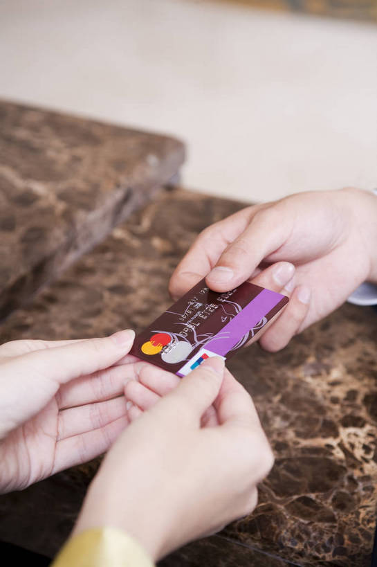 东方人,手,两个人,商务人士,竖图,彩色,白天,商务,职员,信用卡,酒店,中国,亚洲,正装,工作,传递,图片,大堂,金融,摄影,生活方式,经济,付款,场所,收银,贸易,东亚,中华人民共和国,亚洲人,中国人,年轻人,白领,半身,办公,商业,bj174