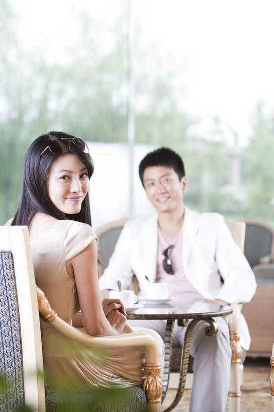 咖啡,东方人,两个人,咖啡厅,微笑,竖图,彩色,室内,时尚,中国,亚洲,图片,喝咖啡,休息,休闲,放松,美女,摄影,生活方式,东亚,中华人民共和国,男人,男性,女人,女性,亚洲人,中国人,年轻人,情侣,坐着,半身,高兴,愉快,bj174