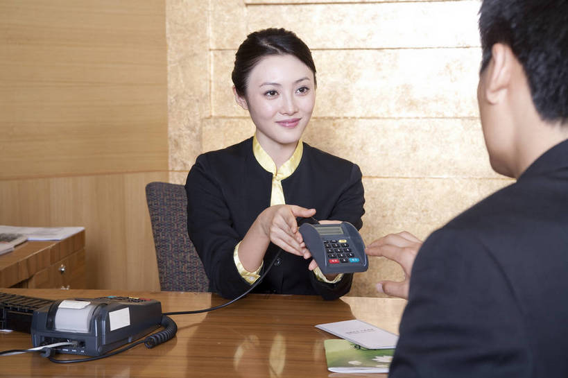 东方人,两个人,商务人士,商务男性,商务女性,办公室,微笑,横图,彩色,室内,白天,衬衫,西装,商务,成功,合作,信心,职员,刷卡,中国,亚洲,套装,正装,工作,传递,图片,pos机,摄影,收银台,付款,收银,收银机,商务装,工薪阶层,东亚,中华人民共和国,交流,男人,男性,女人,女性,亚洲人,中国人,年轻人,白领,上班族,坐着,半身,衬衣,高兴,办公,bj174