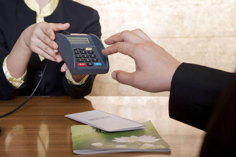 东方人,两个人,商务人士,商务男性,商务女性,办公室,微笑,横图,彩色,室内,白天,衬衫,西装,商务,成功,合作,信心,职员,刷卡,中国,亚洲,套装,正装,工作,传递,图片,pos机,摄影,收银台,付款,收银,收银机,商务装,工薪阶层,东亚,中华人民共和国,交流,男人,男性,女人,女性,亚洲人,中国人,年轻人,白领,上班族,坐着,半身,衬衣,高兴,办公,bj174