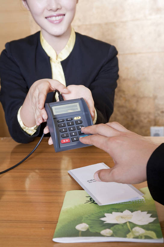 东方人,两个人,商务人士,商务男性,商务女性,办公室,微笑,竖图,彩色,室内,白天,衬衫,西装,商务,成功,合作,信心,职员,刷卡,中国,亚洲,套装,正装,工作,传递,图片,pos机,摄影,收银台,付款,收银,收银机,商务装,工薪阶层,东亚,中华人民共和国,交流,男人,男性,女人,女性,亚洲人,中国人,年轻人,白领,上班族,坐着,半身,衬衣,高兴,办公,bj174