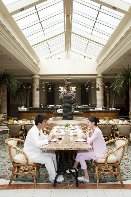 东方人,两个人,餐厅,微笑,竖图,彩色,室内,时尚,西餐,中国,亚洲,图片,用餐,休息,休闲,放松,美女,摄影,生活方式,东亚,中华人民共和国,男人,男性,女人,女性,亚洲人,中国人,年轻人,情侣,坐着,全身,高兴,愉快,bj174