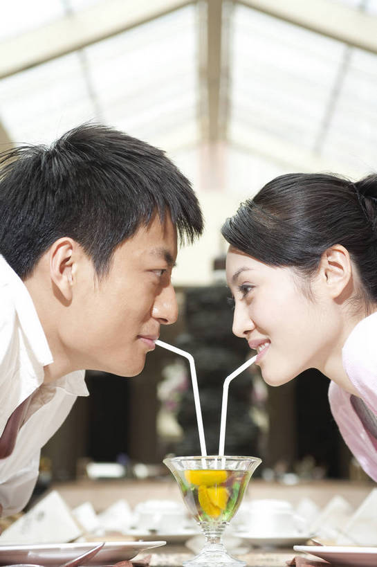 东方人,两个人,餐厅,微笑,竖图,彩色,室内,时尚,西餐,中国,亚洲,图片,用餐,休息,休闲,放松,美女,摄影,生活方式,东亚,中华人民共和国,男人,男性,女人,女性,亚洲人,中国人,年轻人,情侣,坐着,全身,高兴,愉快,bj174