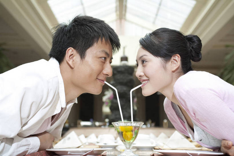 东方人,两个人,餐厅,微笑,横图,彩色,室内,时尚,西餐,中国,亚洲,图片,用餐,休息,休闲,放松,美女,摄影,生活方式,东亚,中华人民共和国,男人,男性,女人,女性,亚洲人,中国人,年轻人,情侣,坐着,全身,高兴,愉快,bj174