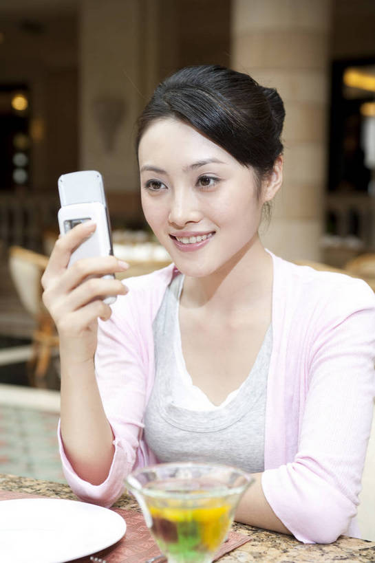 东方人,一个人,餐厅,打电话,微笑,竖图,彩色,室内,时尚,中国,亚洲,图片,眼镜,用餐,休闲,放松,美女,摄影,生活方式,东亚,中华人民共和国,交流,女人,女性,亚洲人,中国人,年轻人,坐着,半身,高兴,愉快,bj174