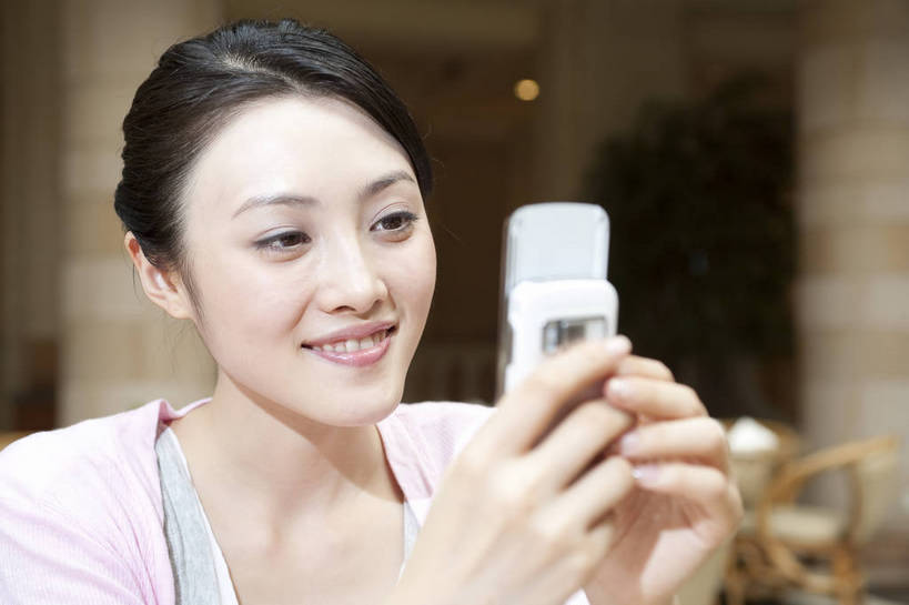 东方人,一个人,餐厅,打电话,微笑,横图,彩色,室内,时尚,中国,亚洲,图片,眼镜,用餐,休闲,放松,美女,摄影,生活方式,东亚,中华人民共和国,交流,女人,女性,亚洲人,中国人,年轻人,坐着,半身,高兴,愉快,bj174