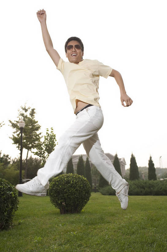 东方人,一个人,竖图,彩色,室外,度假,时尚,草地,草坪,中国,亚洲,图片,站着,休闲,放松,摄影,生活方式,东亚,中华人民共和国,男人,男性,亚洲人,中国人,年轻人,全身,高兴,愉快,bj174