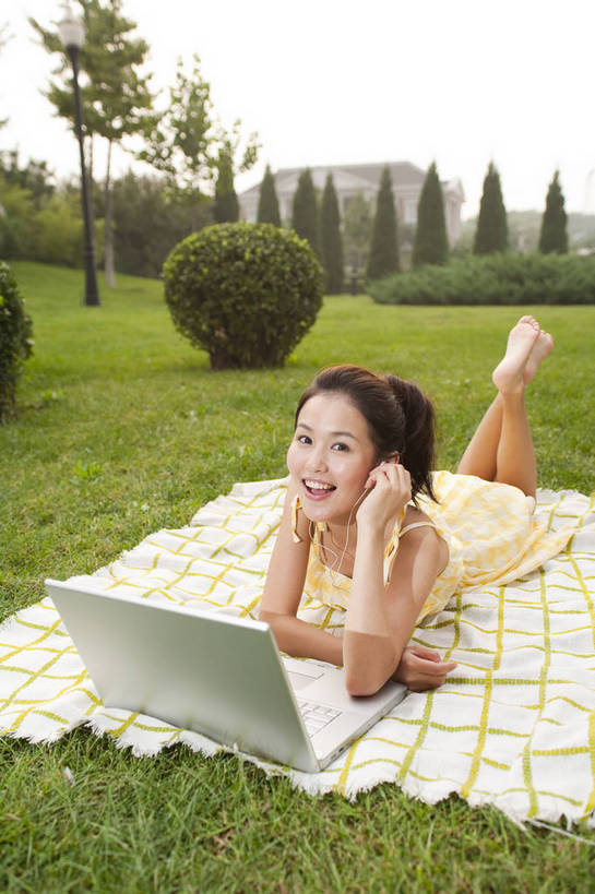 东方人,一个人,竖图,彩色,室外,度假,时尚,快乐,幸福,电脑,草地,草坪,中国,亚洲,图片,趴着,听音乐,享受,休闲,放松,美女,摄影,生活方式,东亚,中华人民共和国,女人,女性,亚洲人,中国人,年轻人,全身,高兴,愉快,bj174