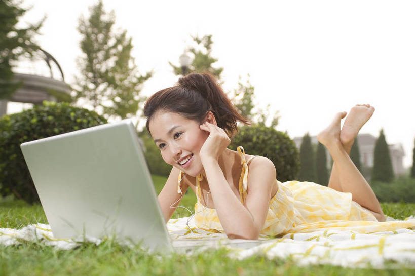 东方人,一个人,横图,彩色,室外,度假,时尚,快乐,幸福,电脑,草地,草坪,中国,亚洲,图片,趴着,听音乐,享受,休闲,放松,美女,摄影,生活方式,东亚,中华人民共和国,女人,女性,亚洲人,中国人,年轻人,全身,高兴,愉快,bj174