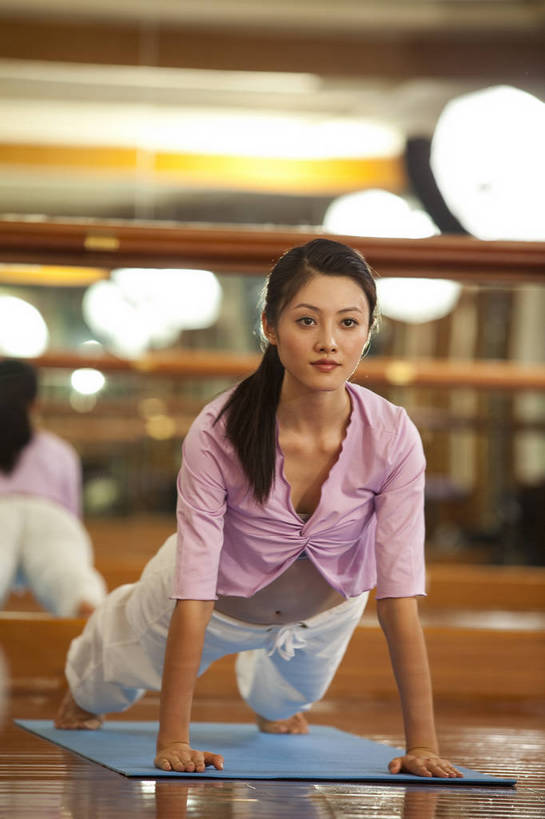 东方人,一个人,健身房,竖图,彩色,室内,时尚,瑜伽,快乐,幸福,中国,亚洲,图片,趴着,享受,休闲,放松,美女,美体,摄影,生活方式,减肥,练功,东亚,中华人民共和国,女人,女性,亚洲人,中国人,年轻人,全身,健身,高兴,愉快,bj174