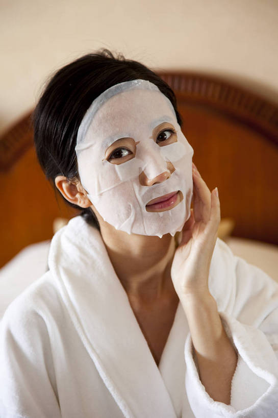 东方人,一个人,竖图,彩色,室内,美容,时尚,卧室,中国,亚洲,护肤,图片,休闲,面膜,放松,美女,摄影,生活方式,东亚,中华人民共和国,女人,女性,亚洲人,中国人,年轻人,躺着,半身,高兴,愉快,bj174