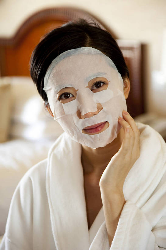 东方人,一个人,竖图,彩色,室内,美容,时尚,卧室,中国,亚洲,护肤,图片,休闲,面膜,放松,美女,摄影,生活方式,东亚,中华人民共和国,女人,女性,亚洲人,中国人,年轻人,躺着,半身,高兴,愉快,bj174