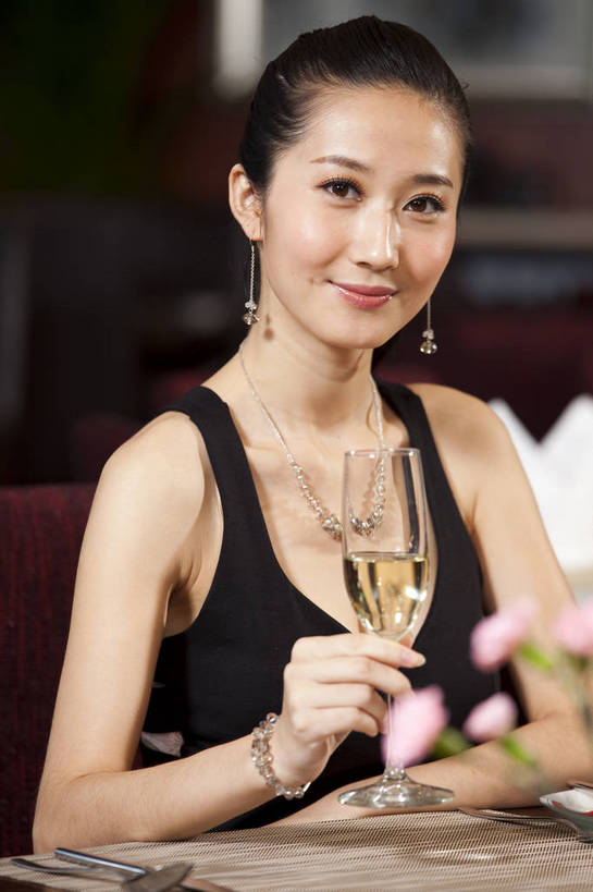 东方人,一个人,餐厅,微笑,竖图,彩色,室内,时尚,西餐,中国,亚洲,图片,娱乐,喝酒,休息,休闲,放松,美女,摄影,生活方式,酒会,东亚,中华人民共和国,女人,女性,亚洲人,中国人,年轻人,坐着,半身,高兴,愉快,bj174