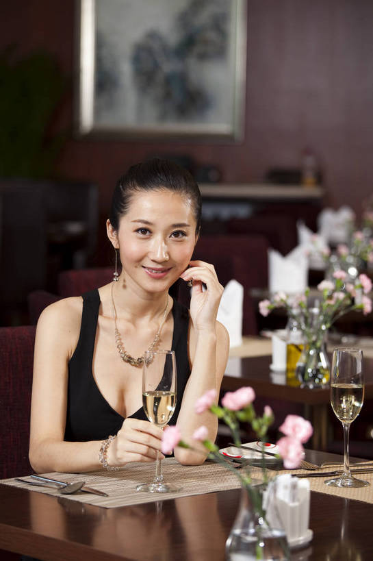 东方人,一个人,餐厅,微笑,竖图,彩色,室内,时尚,西餐,中国,亚洲,图片,娱乐,喝酒,休息,休闲,放松,美女,摄影,生活方式,酒会,东亚,中华人民共和国,女人,女性,亚洲人,中国人,年轻人,坐着,半身,高兴,愉快,bj174