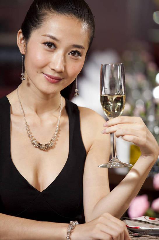 东方人,一个人,餐厅,微笑,竖图,彩色,室内,时尚,西餐,中国,亚洲,图片,娱乐,喝酒,休息,休闲,放松,美女,摄影,生活方式,酒会,东亚,中华人民共和国,女人,女性,亚洲人,中国人,年轻人,坐着,半身,高兴,愉快,bj174