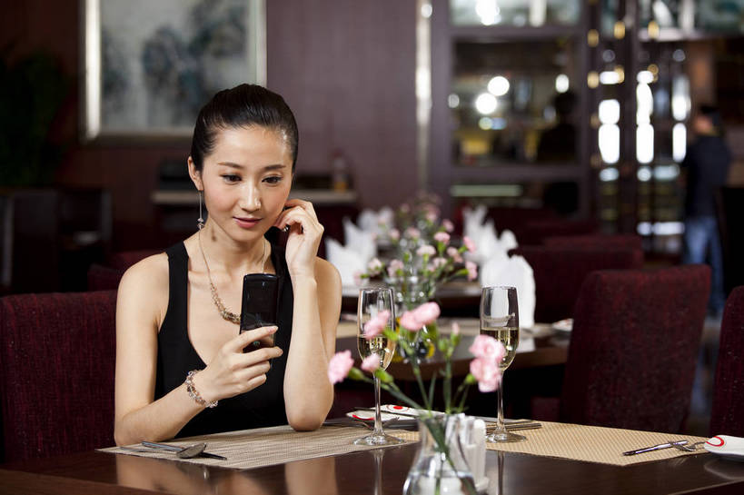 东方人,一个人,餐厅,微笑,横图,彩色,室内,时尚,西餐,中国,亚洲,图片,娱乐,喝酒,休息,休闲,放松,美女,摄影,生活方式,酒会,东亚,中华人民共和国,女人,女性,亚洲人,中国人,年轻人,坐着,半身,高兴,愉快,bj174