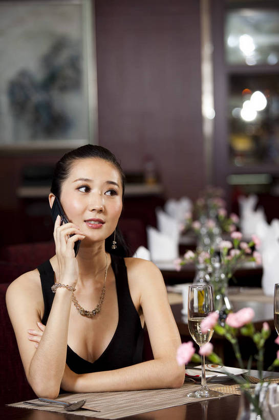 东方人,一个人,餐厅,微笑,竖图,彩色,室内,时尚,西餐,中国,亚洲,图片,娱乐,喝酒,休息,休闲,放松,美女,摄影,生活方式,酒会,东亚,中华人民共和国,女人,女性,亚洲人,中国人,年轻人,坐着,半身,高兴,愉快,bj174