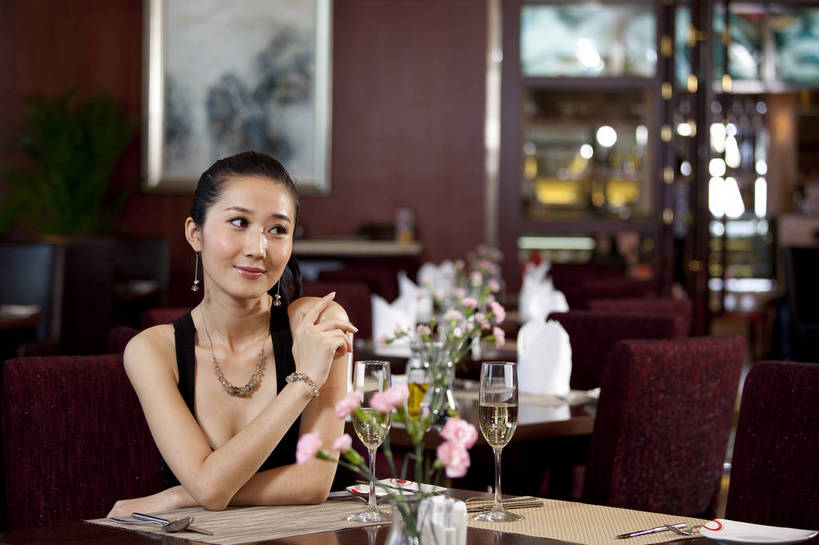 东方人,一个人,餐厅,微笑,横图,彩色,室内,时尚,西餐,中国,亚洲,图片,娱乐,喝酒,休息,休闲,放松,美女,摄影,生活方式,酒会,东亚,中华人民共和国,女人,女性,亚洲人,中国人,年轻人,坐着,半身,高兴,愉快,bj174