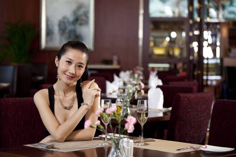 东方人,一个人,餐厅,微笑,横图,彩色,室内,时尚,西餐,中国,亚洲,图片,娱乐,喝酒,休息,休闲,放松,美女,摄影,生活方式,酒会,东亚,中华人民共和国,女人,女性,亚洲人,中国人,年轻人,坐着,半身,高兴,愉快,bj174