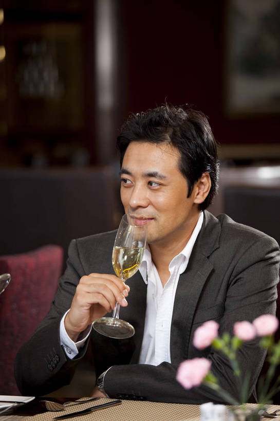 东方人,一个人,餐厅,微笑,竖图,彩色,室内,时尚,西餐,中国,亚洲,图片,娱乐,喝酒,休息,休闲,放松,摄影,生活方式,酒会,东亚,中华人民共和国,男人,男性,亚洲人,中国人,年轻人,坐着,半身,高兴,愉快,bj174