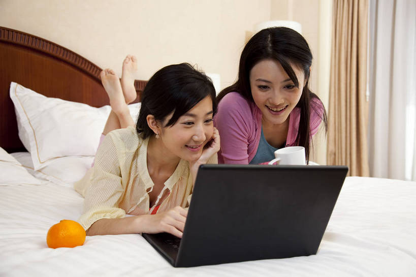 东方人,两个人,横图,彩色,室内,时尚,电脑,卧室,中国,亚洲,图片,娱乐,笔记本,趴着,休闲,放松,美女,摄影,生活方式,东亚,中华人民共和国,上网,女人,女性,亚洲人,中国人,年轻人,全身,高兴,愉快,bj174