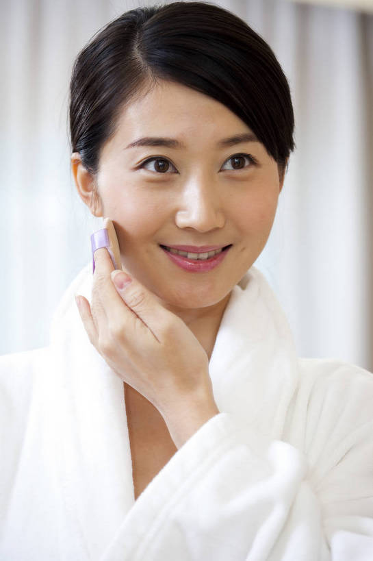 东方人,一个人,竖图,彩色,室内,化妆,美容,时尚,卧室,中国,亚洲,护肤,梳妆,图片,休闲,放松,美女,摄影,生活方式,东亚,中华人民共和国,女人,女性,亚洲人,中国人,年轻人,坐着,半身,高兴,愉快,bj174