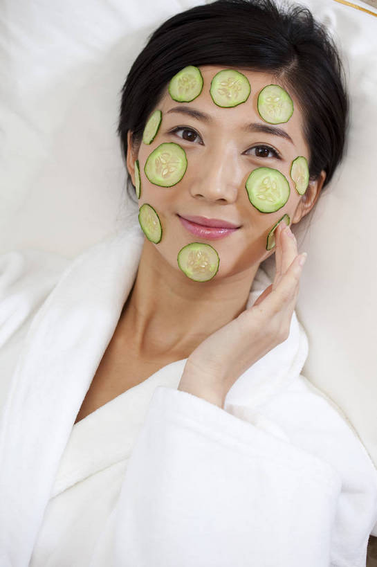 东方人,一个人,竖图,彩色,室内,化妆,美容,时尚,卧室,中国,亚洲,护肤,梳妆,图片,休闲,放松,美女,摄影,生活方式,东亚,中华人民共和国,女人,女性,亚洲人,中国人,年轻人,躺着,半身,高兴,愉快,bj174