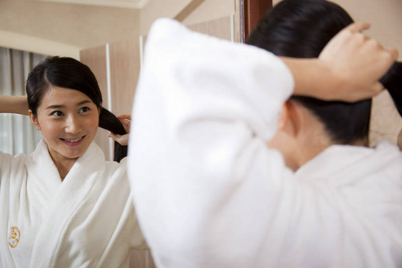 东方人,一个人,横图,彩色,室内,化妆,美容,美发,时尚,卧室,中国,亚洲,护肤,梳妆,图片,休闲,放松,美女,摄影,生活方式,东亚,中华人民共和国,女人,女性,亚洲人,中国人,年轻人,坐着,半身,高兴,愉快,bj174