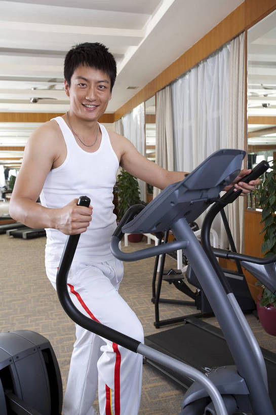 东方人,一个人,健身房,竖图,彩色,室内,时尚,快乐,幸福,中国,亚洲,图片,站着,享受,休闲,放松,美体,摄影,生活方式,健身器材,东亚,中华人民共和国,男人,男性,亚洲人,中国人,年轻人,全身,健身,高兴,愉快,跑步机,bj174