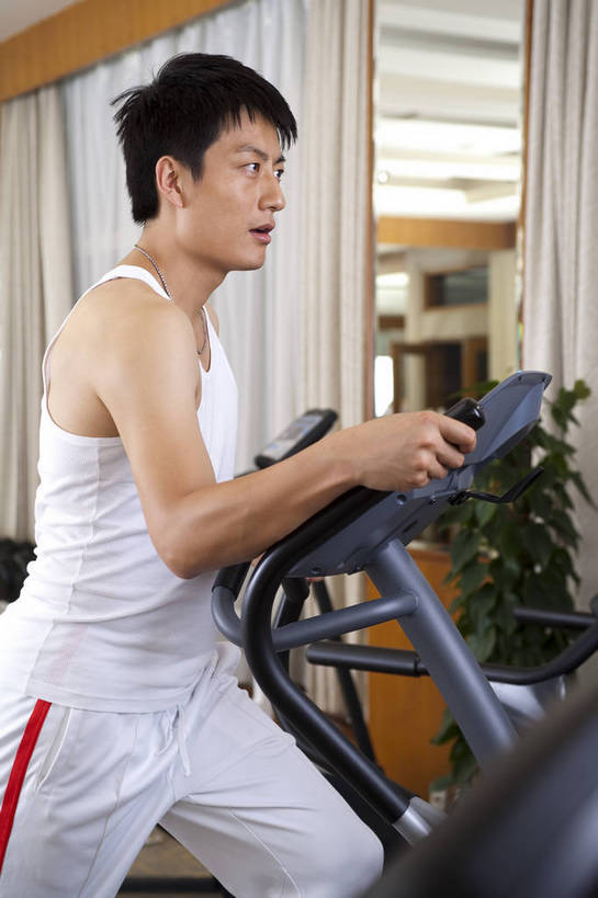 东方人,一个人,健身房,竖图,彩色,室内,时尚,快乐,幸福,中国,亚洲,图片,站着,享受,休闲,放松,美体,摄影,生活方式,健身器材,东亚,中华人民共和国,男人,男性,亚洲人,中国人,年轻人,全身,健身,高兴,愉快,跑步机,bj174