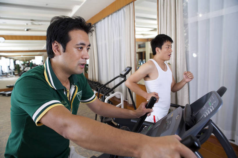 东方人,两个人,健身房,横图,彩色,室内,时尚,快乐,幸福,中国,亚洲,图片,站着,享受,休闲,放松,美体,摄影,生活方式,健身器材,东亚,中华人民共和国,男人,男性,亚洲人,中国人,年轻人,全身,健身,高兴,愉快,跑步机,bj174