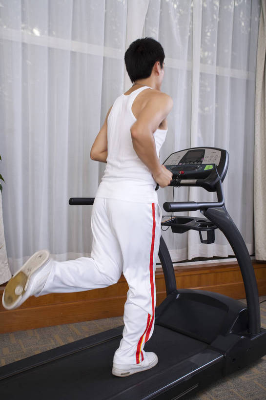 东方人,一个人,健身房,竖图,彩色,室内,时尚,快乐,幸福,中国,亚洲,图片,站着,享受,休闲,放松,美体,摄影,生活方式,健身器材,东亚,中华人民共和国,男人,男性,亚洲人,中国人,年轻人,全身,健身,高兴,愉快,跑步机,bj174
