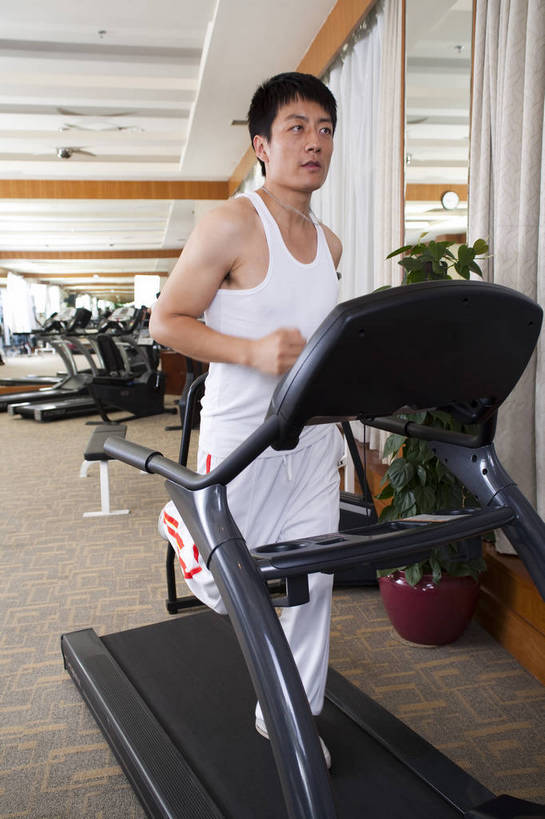 东方人,一个人,健身房,竖图,彩色,室内,时尚,快乐,幸福,中国,亚洲,图片,站着,享受,休闲,放松,美体,摄影,生活方式,健身器材,东亚,中华人民共和国,男人,男性,亚洲人,中国人,年轻人,全身,健身,高兴,愉快,跑步机,bj174