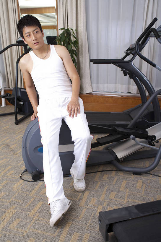 东方人,一个人,健身房,竖图,彩色,室内,时尚,快乐,幸福,中国,亚洲,图片,站着,享受,休闲,放松,美体,摄影,生活方式,健身器材,东亚,中华人民共和国,男人,男性,亚洲人,中国人,年轻人,全身,健身,高兴,愉快,跑步机,bj174