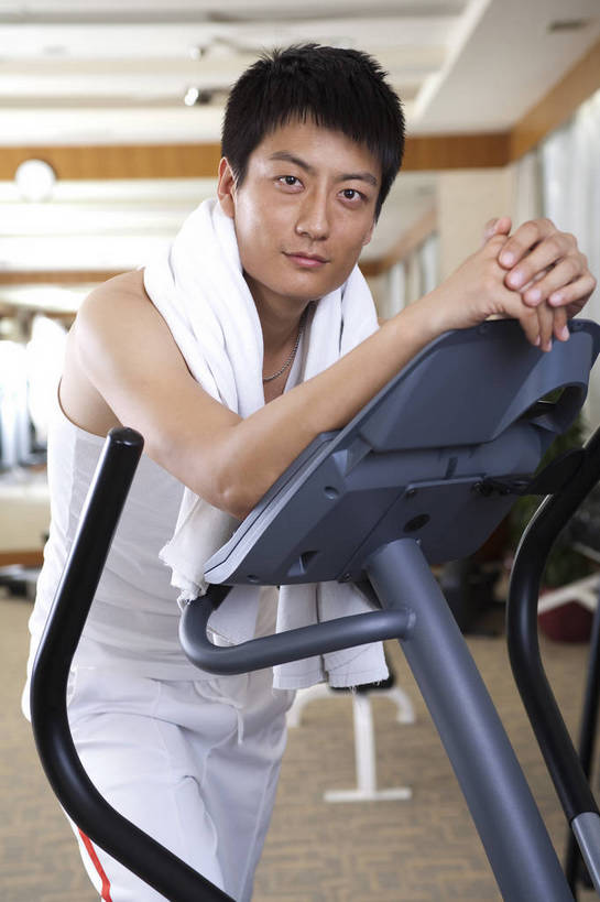 东方人,一个人,健身房,竖图,彩色,室内,时尚,快乐,幸福,中国,亚洲,图片,站着,享受,休闲,放松,美体,摄影,生活方式,健身器材,东亚,中华人民共和国,男人,男性,亚洲人,中国人,年轻人,全身,健身,高兴,愉快,跑步机,bj174