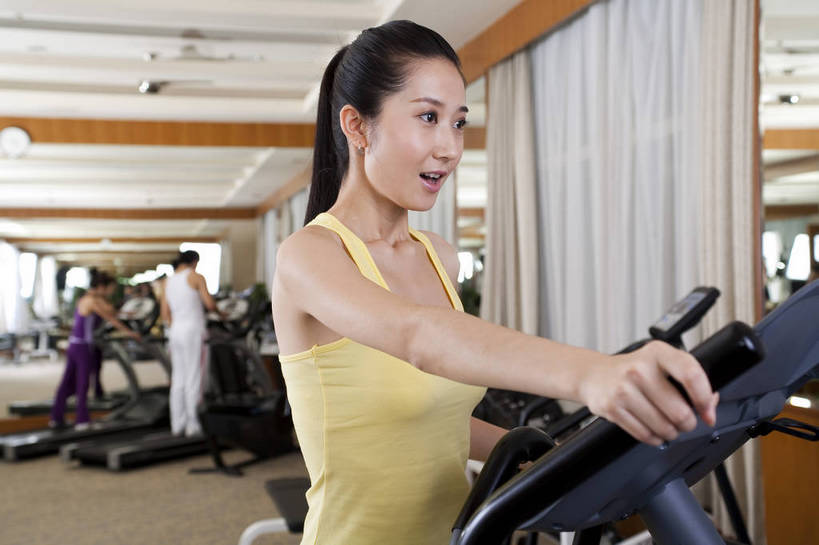 东方人,一个人,健身房,横图,彩色,室内,时尚,快乐,幸福,中国,亚洲,图片,站着,享受,休闲,放松,美女,美体,摄影,生活方式,健身器材,东亚,中华人民共和国,女人,女性,亚洲人,中国人,年轻人,全身,健身,高兴,愉快,跑步机,bj174