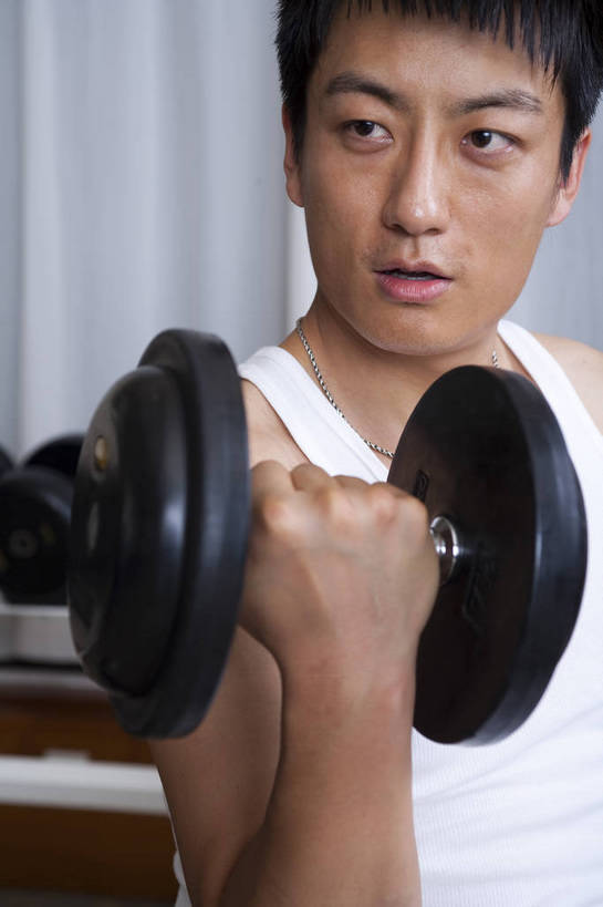 东方人,一个人,健身房,竖图,彩色,室内,时尚,快乐,幸福,中国,亚洲,图片,享受,休闲,放松,美体,摄影,生活方式,健身器材,东亚,中华人民共和国,举重机,男人,男性,亚洲人,中国人,年轻人,坐着,半身,健身,高兴,愉快,bj174